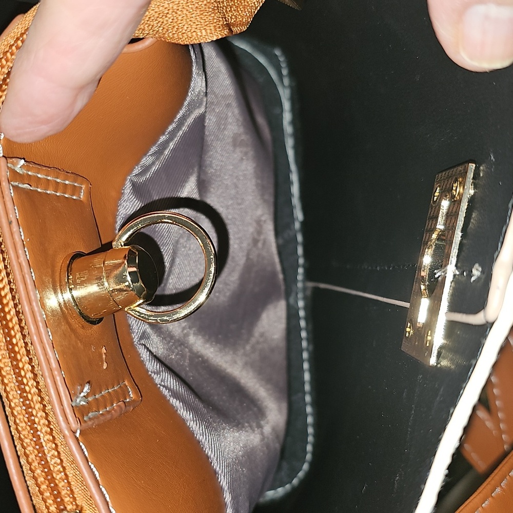 Woman's Crossbody Bucket Bag - Picture 4 of 10